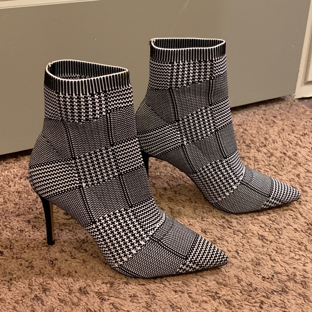 Something Navy Nix Bootie - size 6.5